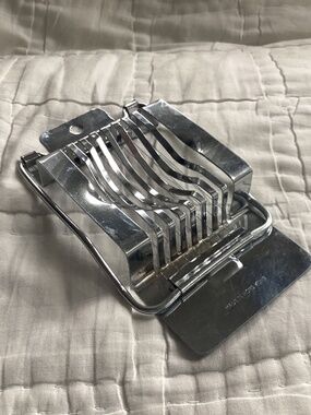 VINTAGE TIN METAL EGG SLICER